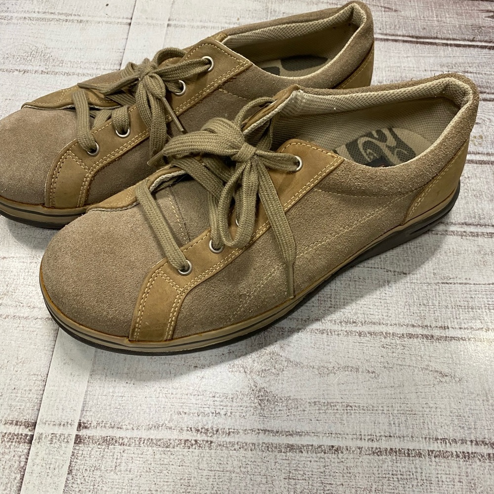 Bass Tan Sneakers Casual Comfort